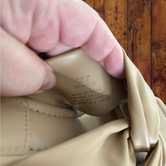 H&M beige knotted sandals in size 7 Soft faux leather with a trendy twist detail - Picture 3 of 4